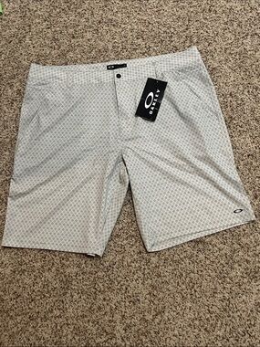 NWT Oakley Light Gray Diamond-Print Men's Shorts